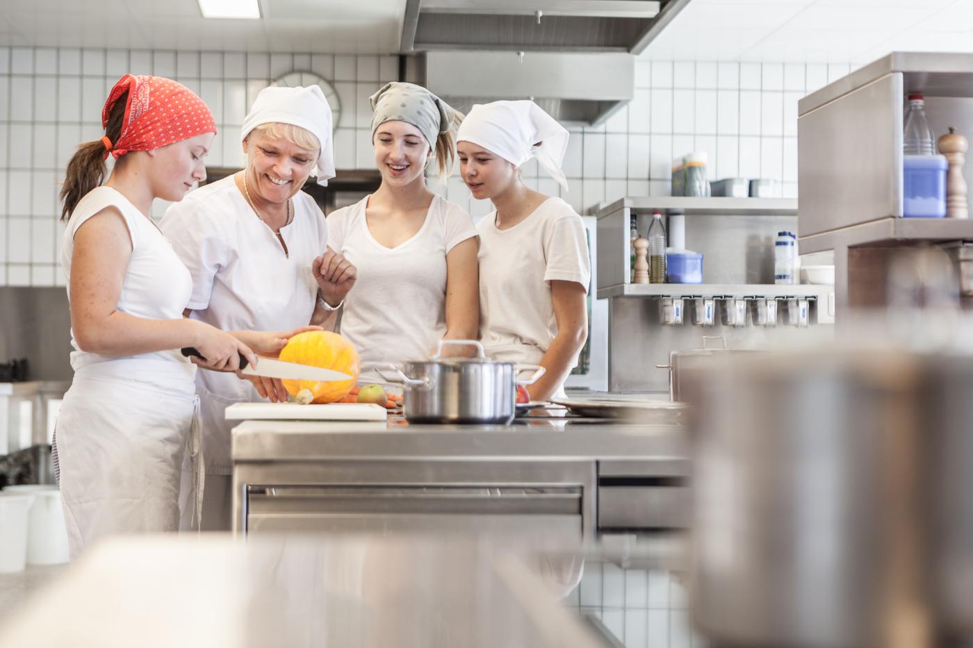 Schülerinnen der LLA Weitau beim Kochunterricht