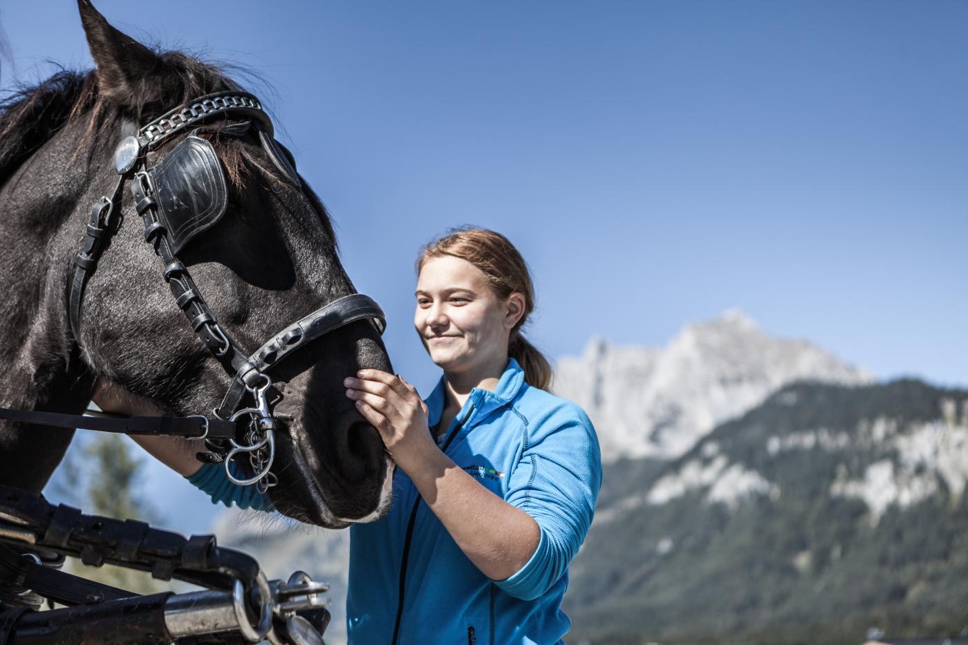 Schülerin der LLA Weitau streichelt ein Pferd Schülerin der LLA Weitau streichelt ein Pferd