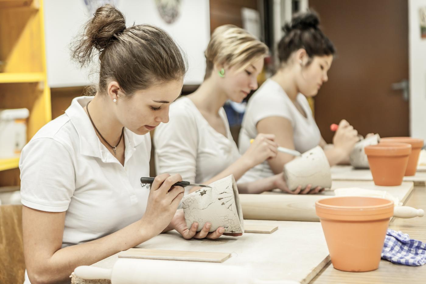 Schülerinnen der LLA Weitau verzieren Blumentöpfe