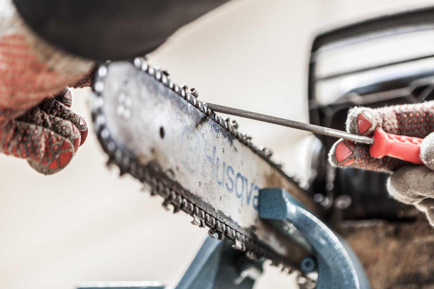 feilen einer Motorsägenkette feilen einer Motorsägenkette