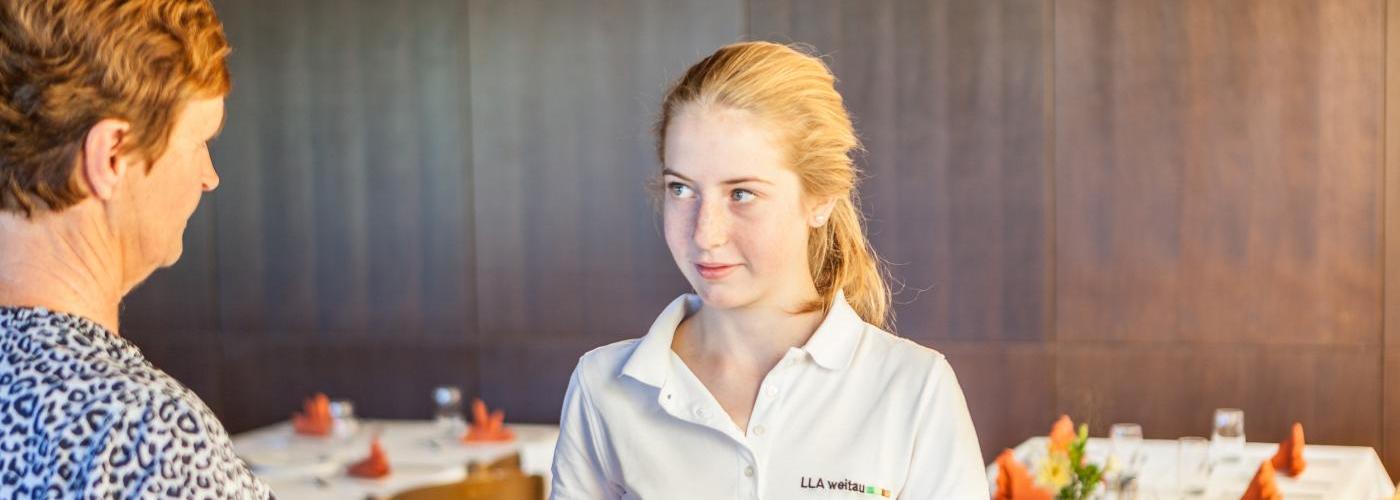 Schülerin der LLA Weitau beim Servieren