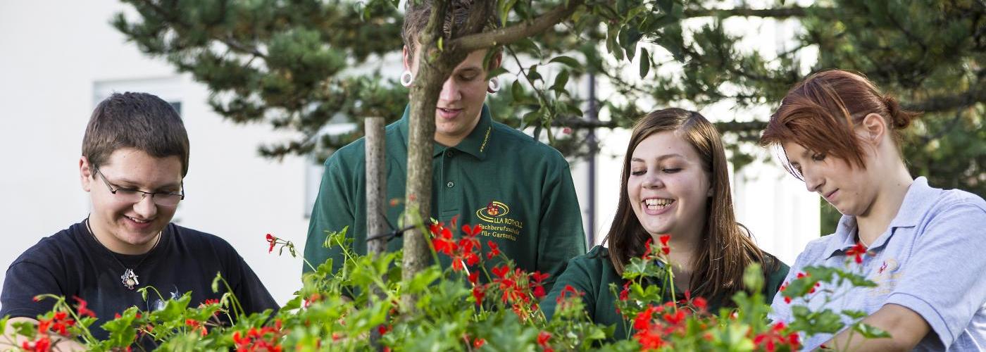Schüler der LLA Rotholz/Fachberufsschule für Gartenbau bei der Pflanzenpflege