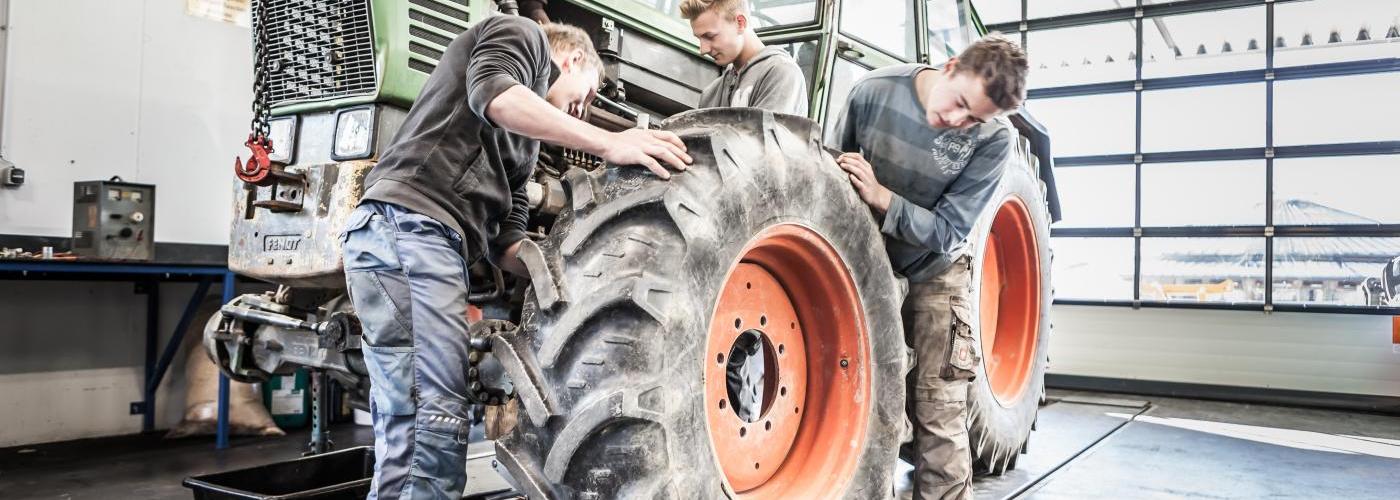 Traktor und Schüler