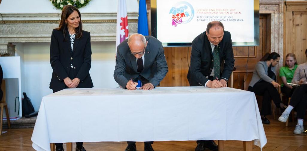 Unterzeichnung der Urkunde durch LH Anton Mattle und LHStv. Josef Geisler