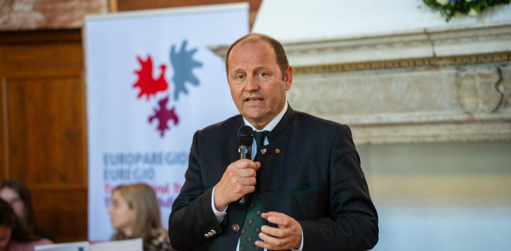 Dieses Bild zeigt Landeshauptmann Stellvertreter Josef Geisler während seiner Begrüßungsrede.