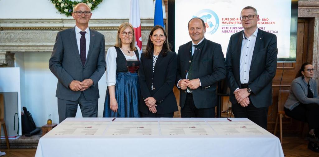 Von links nach rechts: LH Anton Mattle, LSI Maria-Luise Schnegg, Claudia Bisognin (Stiftung Edmund Mach in San Michele), LHStv. Josef Geisler, Prieth Peter (Autonome Provinz Bozen)
