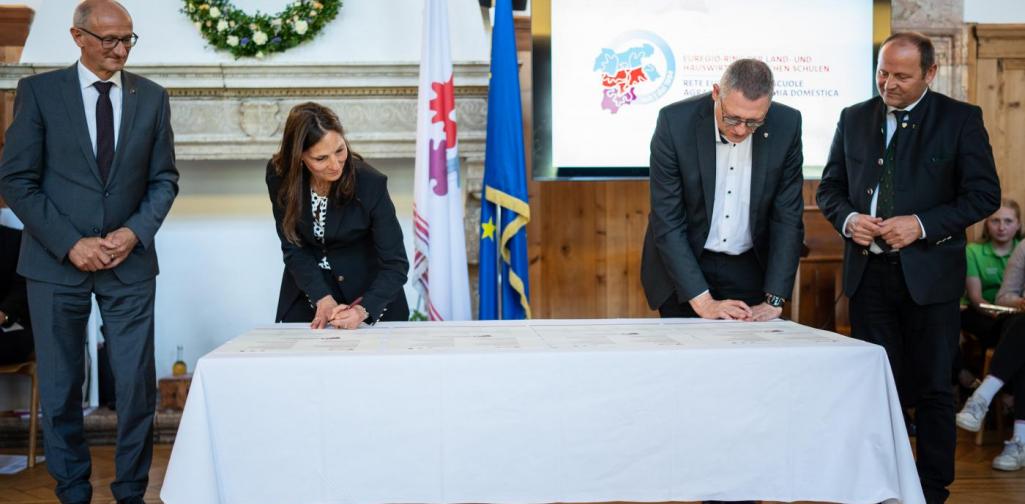 Unterzeichnung der Urkunde durch Claudia Bisognin und Peter Prieth